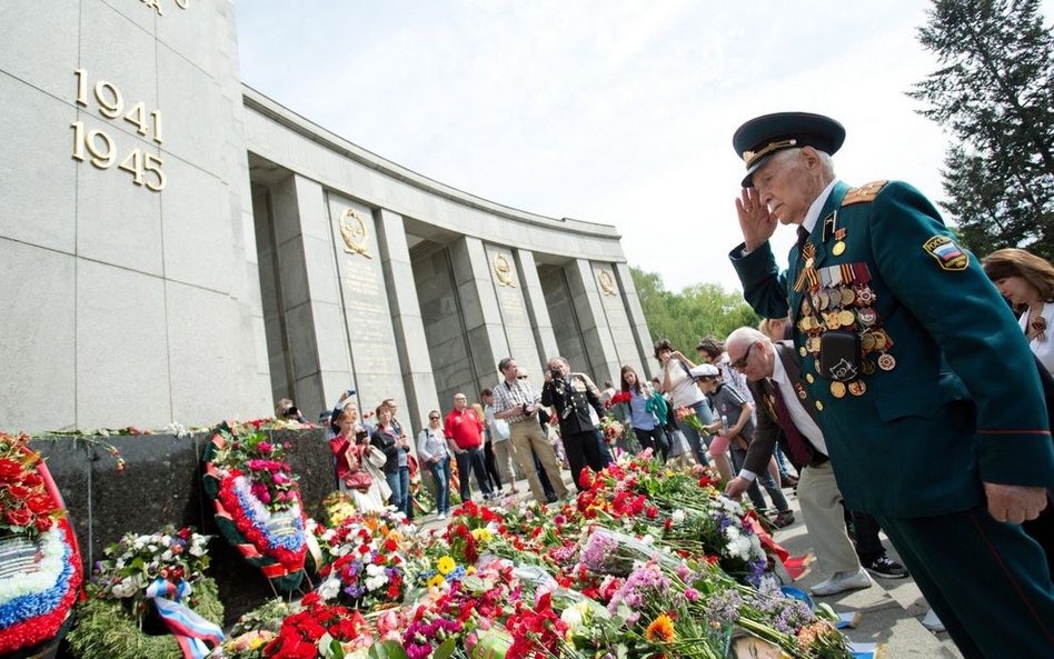 Z kolei Niemcy 9 maja odwiedzali cmentarze żołnierzy Armii Czerwonej