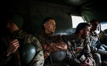 Ukraińscy żołnierze w wojskowej ciężarówce w pobliżu Bachmutu