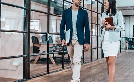 Według sondażu polscy pracownicy najchętniej przychodziliby do biura trzy–cztery razy w tygodniu