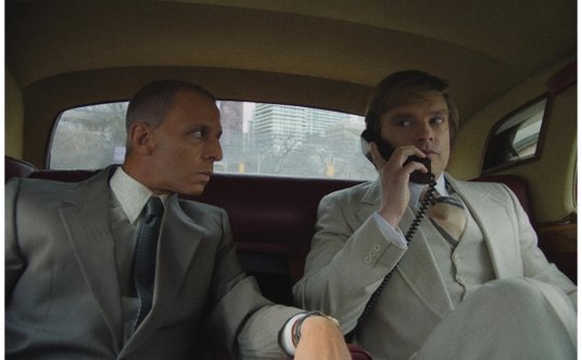 Jeremy Strong jako Roy Cohn (z lewej) oraz Sebastian Stan wcielający się w młodego Donalda Trumpa. B