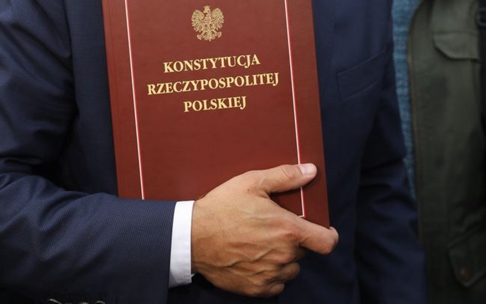 Ograniczenia w zakresie korzystania z konstytucyjnych wolności i praw