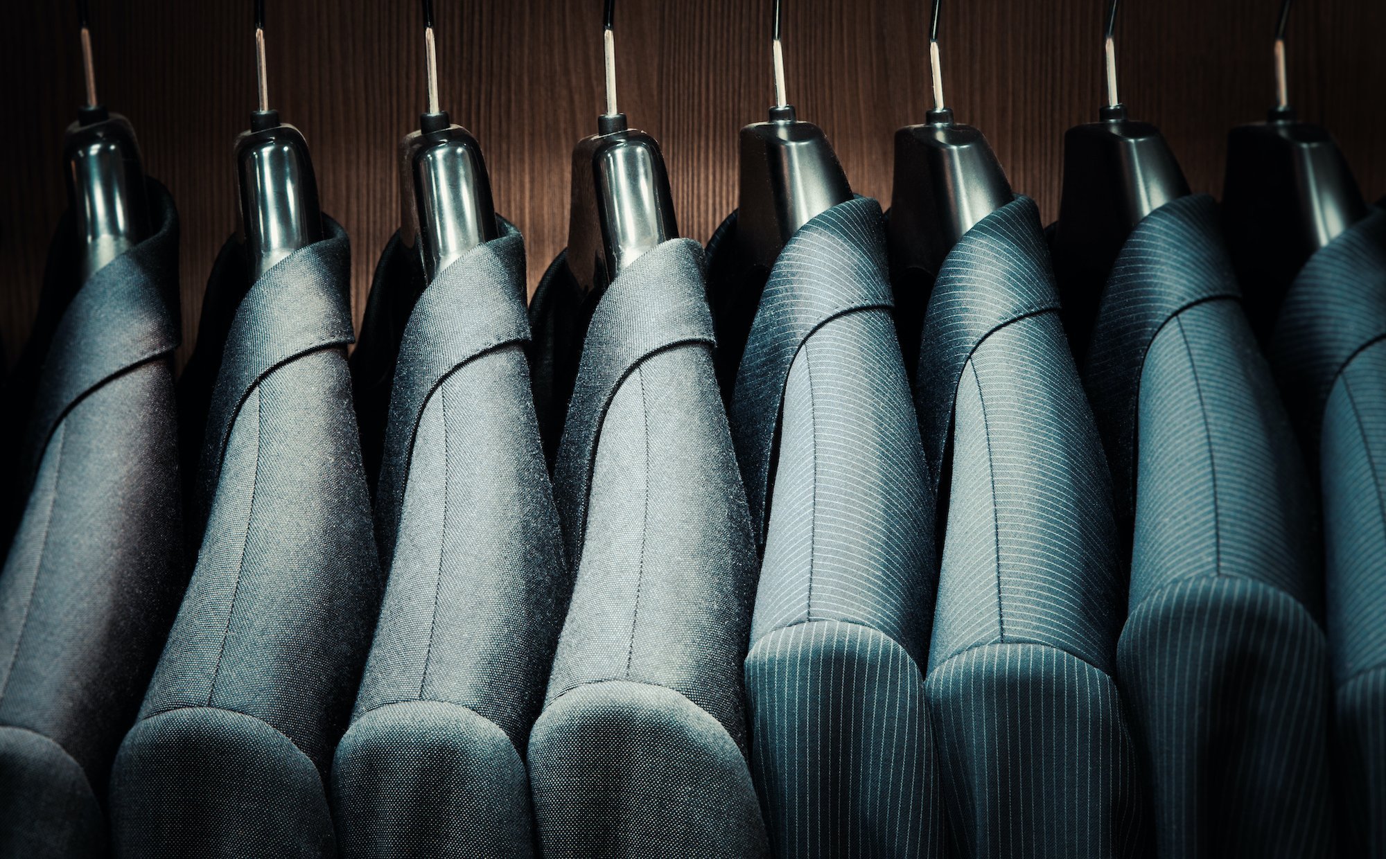 Nowe zasady mody biurowej. Cichy luksus, mokasyny i mężczyźni w perłach