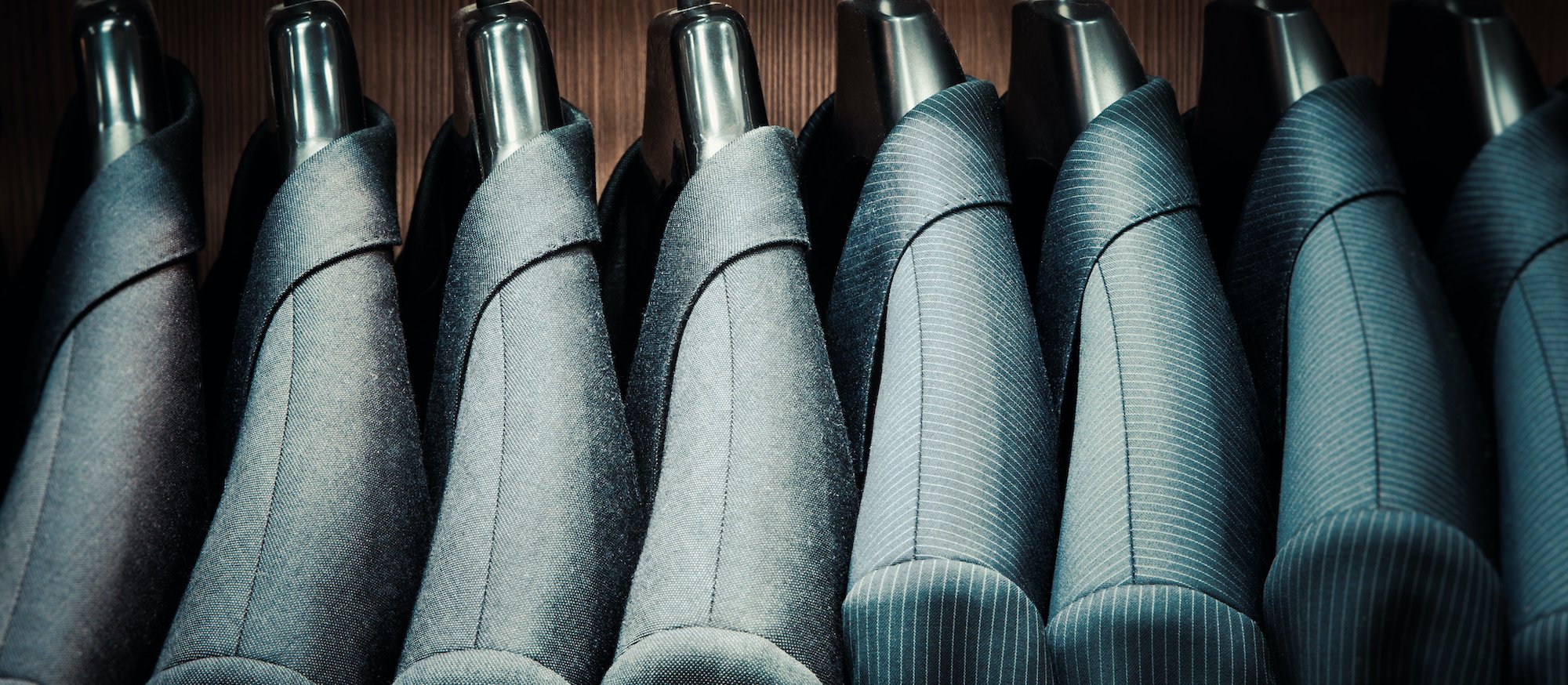 Nowe zasady mody biurowej. Cichy luksus, mokasyny i mężczyźni w perłach