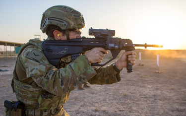 Australian Army otrzyma dodatkowe 8500 5,56 mm karabinków EF88 w układzie bullpup. Na zdjęciu austra