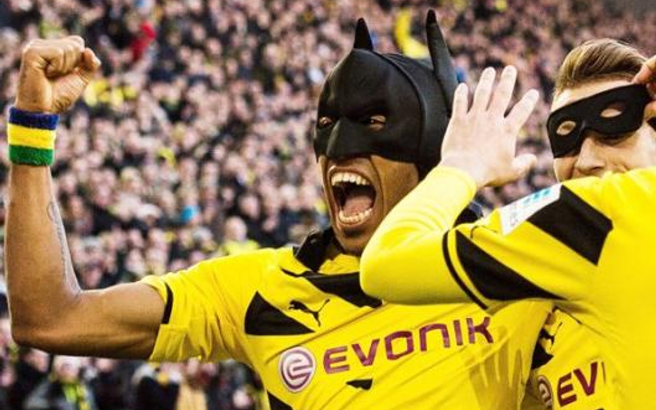 Pierre-Emerick Aubameyang (z lewej) i Marco Reus po zdobytej bramce przebrali się za Batmana i Robin