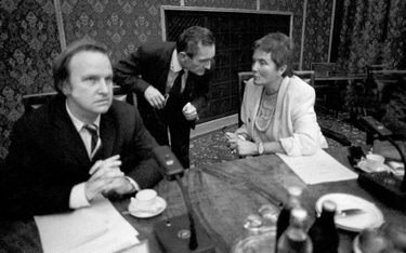 Pierwsze posiedzenie rządu Tadeusza Mazowieckiego, wrzesień 1989 r. Na zdjęciu od lewej: Aleksander 