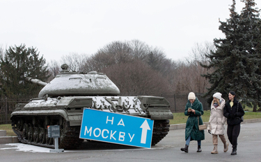 Zdobyczny rosyjski czołg na wystawie w centrum Kijowa