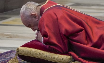 Bazylika bez wiernych. Papież przewodniczył nabożeństwu Męki Pańskiej