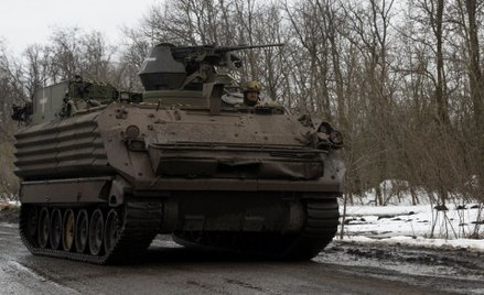 Ukraiński transporter opancerzony w rejonie Bachmutu