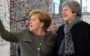 Theresa May przyleciała we wtorek do Berlina, by prosić Angelę Merkel o przełożenie brexitu