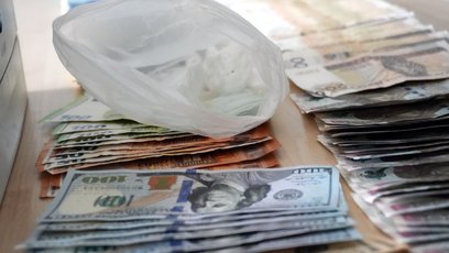 Zabezpieczone pieniądze i kokaina