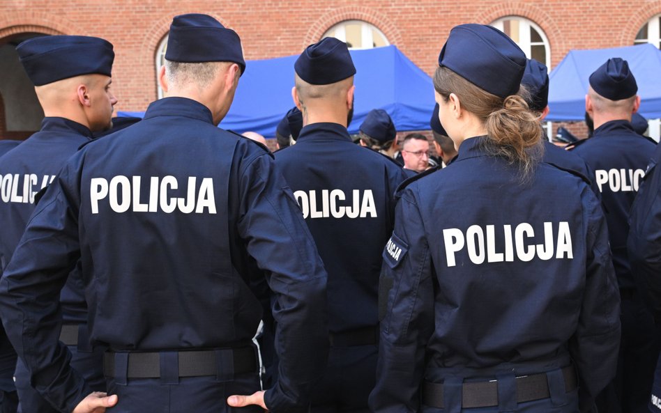 Zaskakująca decyzja prokuratury ws. policjanta z Piaseczna podejrzanego o gwałt