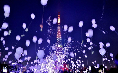 Japończycy wypuszczają w niebo balony podczas corocznej ceremonii odliczania do Nowego Roku w Tokio.