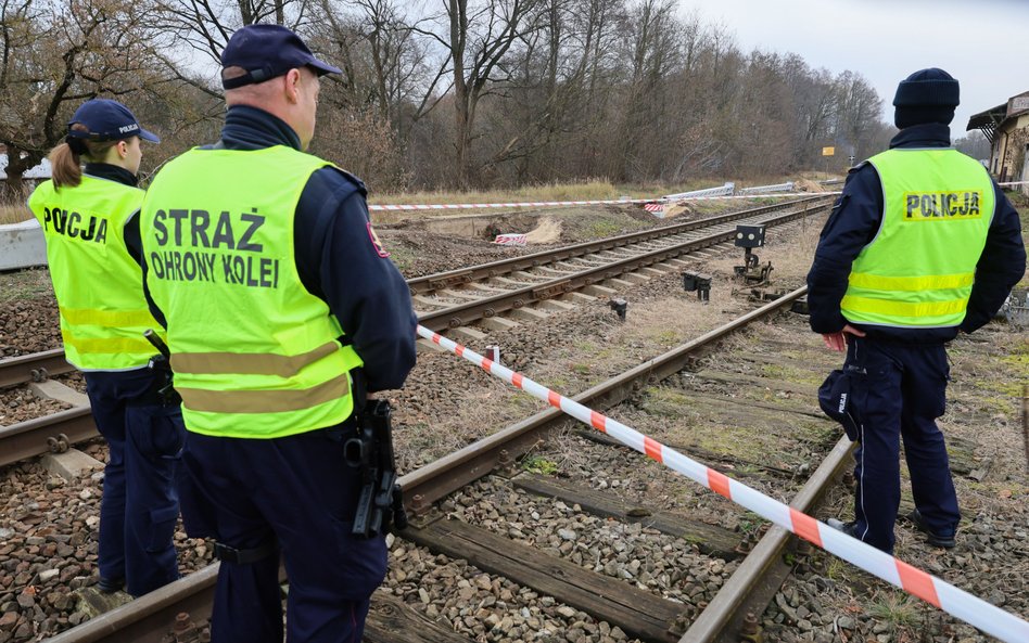 Straż Ochrony Kolei w miejscu, gdzie na torach znaleziono ślepe naboje