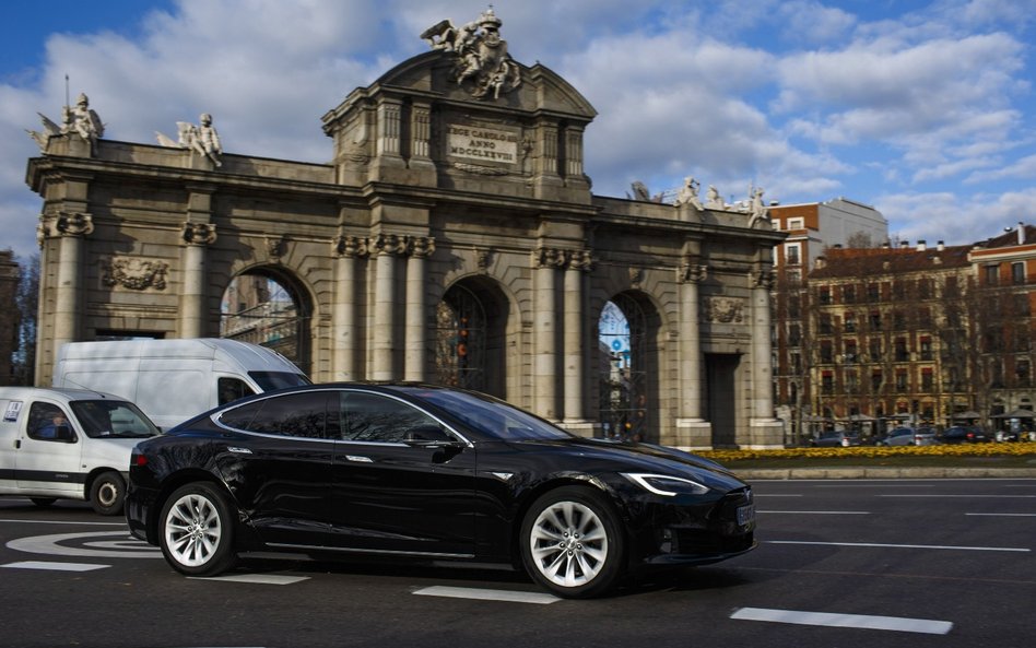 Limuzyna Tesli model S będzie obsługiwać klientów w Warszawie. Od dwóch lat elektryczne Tesle jeżdżą