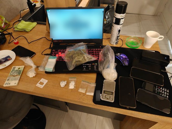 Podczas przeszukania lokalu policjanci zabezpieczyli kilka telefonów oraz ponad 67 tys. zł w gotówce