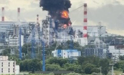 Słup dymu nad rafinerią w Moskwie