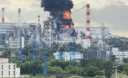 Słup dymu nad rafinerią w Moskwie