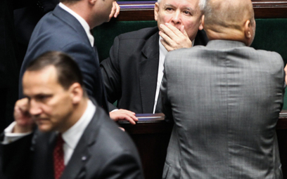 Kaczyński ma przekazać 700 tys. zł na przeproszenie Sikorskiego. Czarnecki: Jeśli będzie trzeba, to członkowie PiS wesprą prezesa