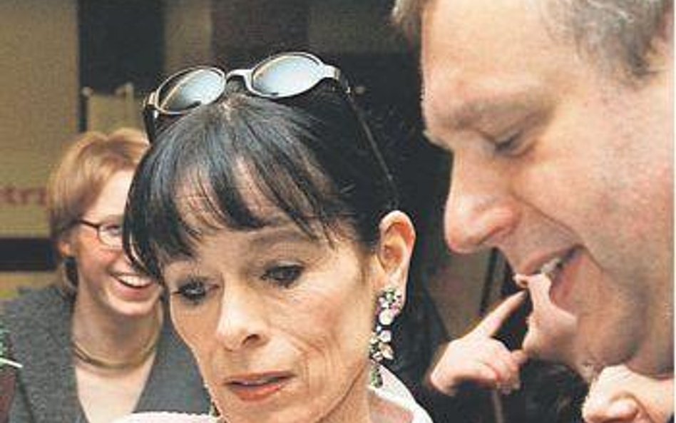 Roman Gutek i Geraldine Chaplin na premierze filmu "Porozmawiaj z nią", 2003 r.