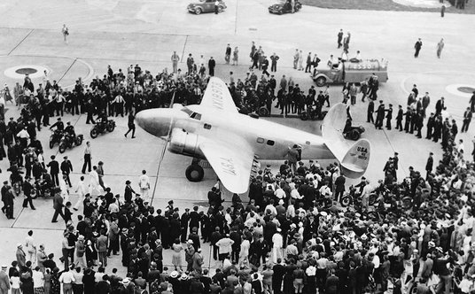 10 lipca 1938 r. Hughes wystartował z Nowego Jorku w lot dookoła świata i okrążył kulę ziemską w 91 