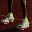 Brigid Kosgei, kenijska maratonka, medalistka olimpijska z Tokio w 2021 roku, prezentuje buty Nike A
