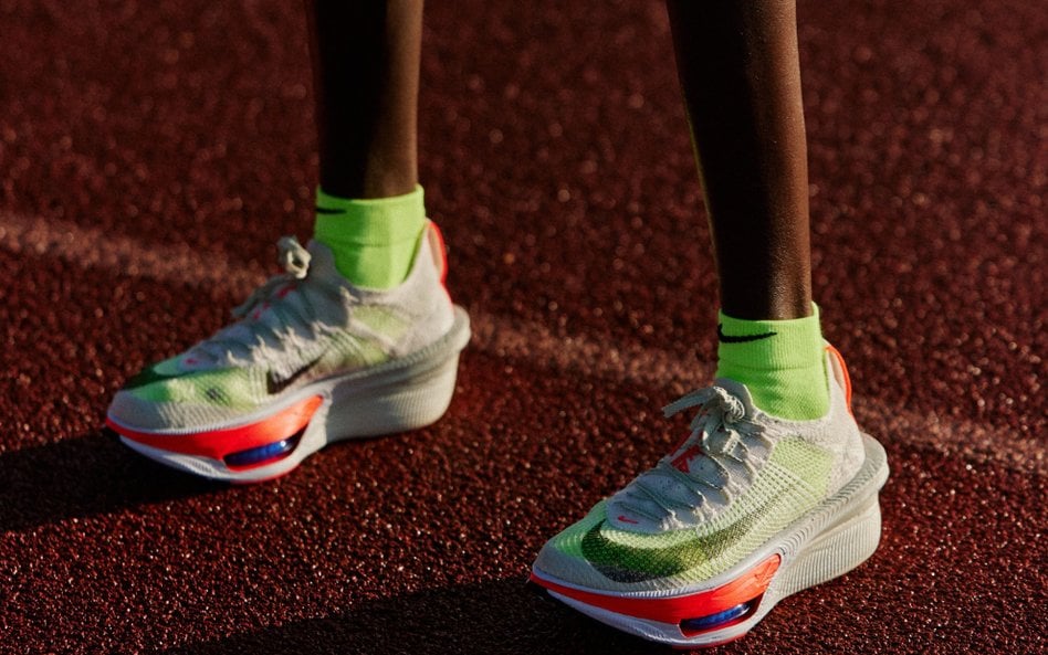Brigid Kosgei, kenijska maratonka, medalistka olimpijska z Tokio w 2021 roku, prezentuje buty Nike A