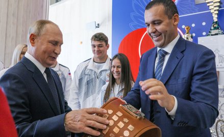 Umar Kremlow ( z prawej), szef Międzynarodowego Stowarzyszenia Boksu, wymarzył sobie, że będzie zbaw