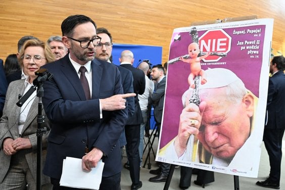 Europosłowie PiS , w tym Daniel Obajtek, na konferencji prasowej zaprezentowali kopię okładki tygodn