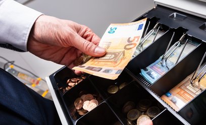Czy Polska powinna przyjąć euro?