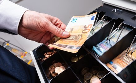 Czy Polska powinna przyjąć euro?