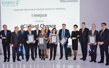 Kapituła pod przewodnictwem Małgorzaty Zaleskiej (czwarta od prawej) za transakcję roku uznała zakup