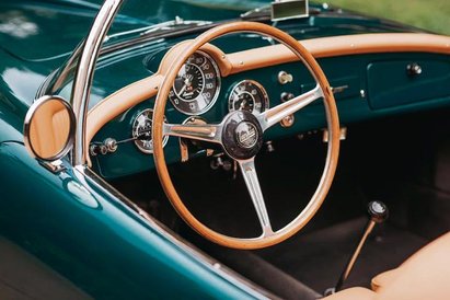 Za jej kierownicą zasiadały także gwiazdy ekranu, m.in. Brigitte Bardot.