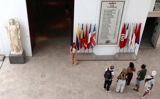 W hallu muzeum można przeczytać listę nazwisk 24 turystów i pracowników, którzy zginęli w zamachu te