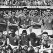 Brazylia 1958 ze swoim pierwszym Pucharem Świata. Od lewej stoją: trener Vicente Feola, Djalma Santo