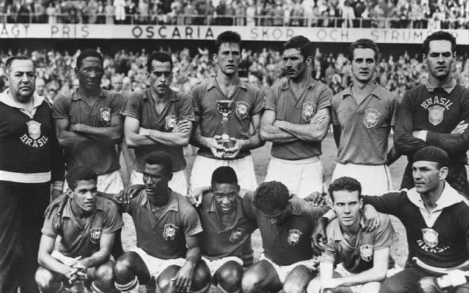 Brazylia 1958 ze swoim pierwszym Pucharem Świata. Od lewej stoją: trener Vicente Feola, Djalma Santo