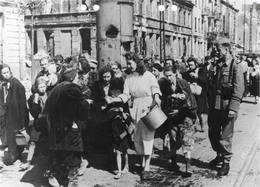 Polskie siostry zakonne rozdają wodę wypędzanym warszawiakom po upadku powstania. Zdjęcie zrobiono u