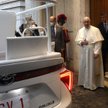 Papież jeździ wodorową Toyotą