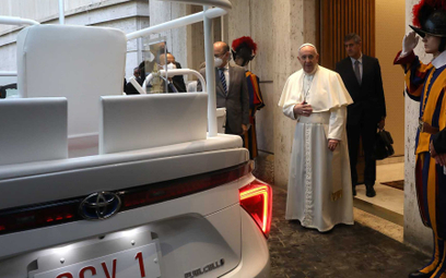 Papież jeździ wodorową Toyotą