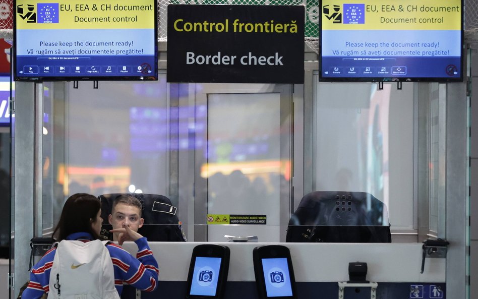 Nowy system EES uderza w podróżnych. Branża lotnicza domaga się jego odroczenia