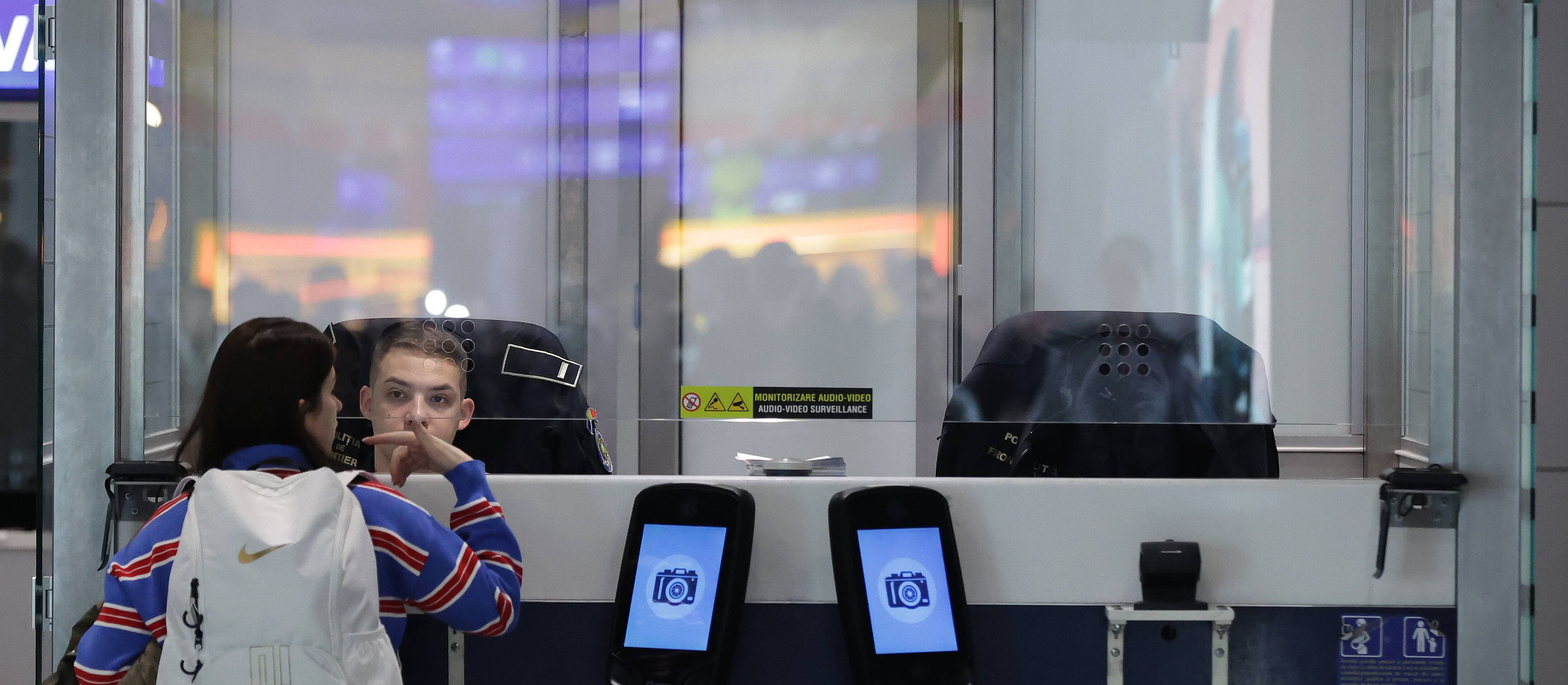 Unijny system graniczny wywołał chaos. Linie lotnicze biją na alarm przed wakacjami