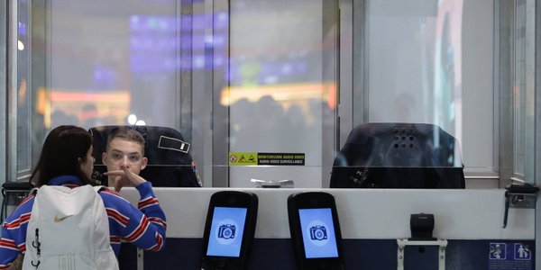 Unijny system graniczny wywołał chaos. Linie lotnicze biją na alarm przed wakacjami