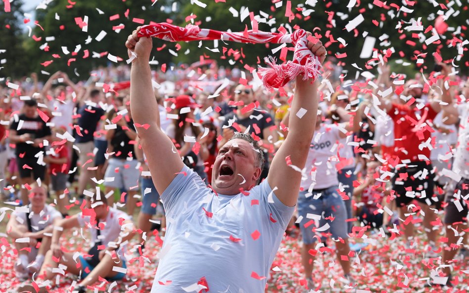 Polscy kibice w strefie kibica, przy stadionie PGE Narodowy w Warszawie, podczas meczu grupy D piłka