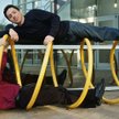 Larry Page (u dołu) i Sergey Brin przed siedzibą Google’a w Mountain View, styczeń 2004 r.