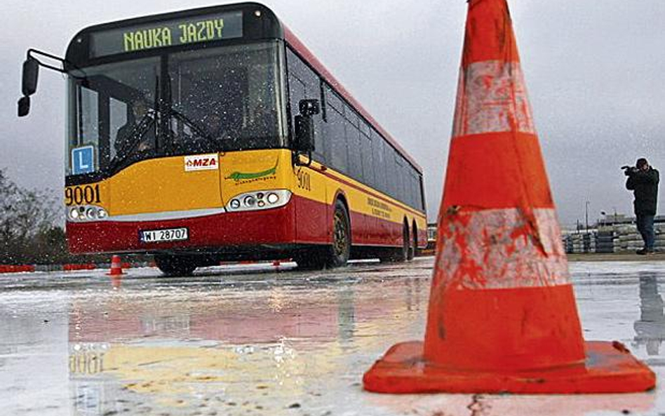 Kierowcy autobusów uczyli się ślizgać