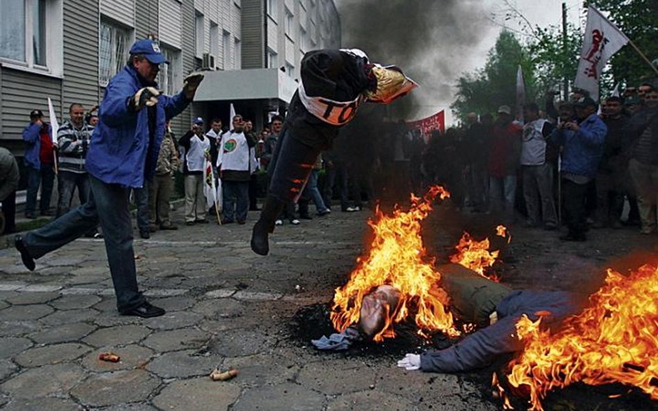 Związkowcy z Jastrzębskiej Spółki Węglowej spalili w piątek kukły wszystkich członków pięcioosbowego