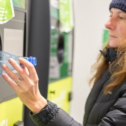 W jaki sposób rozlicza się VAT w systemie kaucyjnym