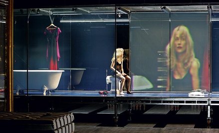 W spektaklu na podstawie „Tramwaju zwanego pożądaniem” w roli Blanche występuje Isabelle Huppert