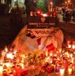 Po śmierci 19-letniego Rafała K. przed komendą policji w Legionowie mieszkańcy miasta zapalają znicz