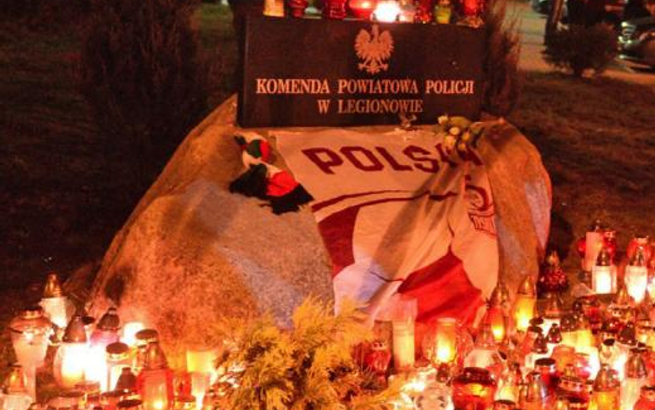 Po śmierci 19-letniego Rafała K. przed komendą policji w Legionowie mieszkańcy miasta zapalają znicz